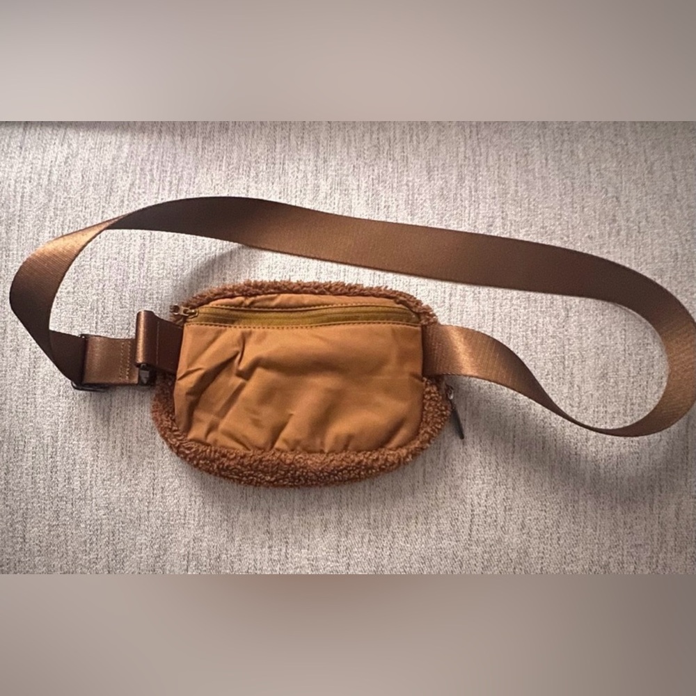 Lululemon Everywhere Belt Bag Brown Sherpa Fleece Travel Activewear Gym Casual - Picture 9 of 12